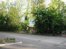 Car-park and sign for Thames Valley Adventure Playground.
Trees along fence.

